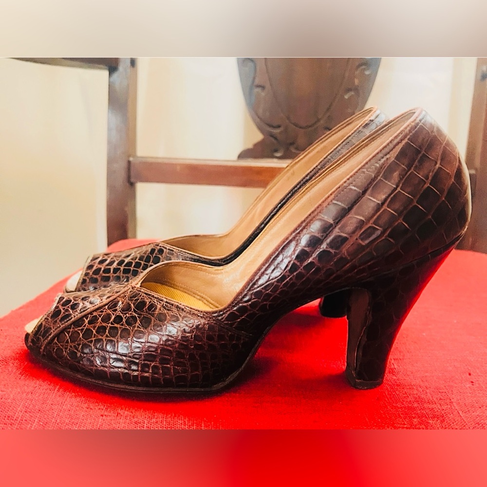 1940’s Elegance:Vintage Gaxlan 1950s Brown Reptile Peep-Toe Pumps, Sz 8 AA